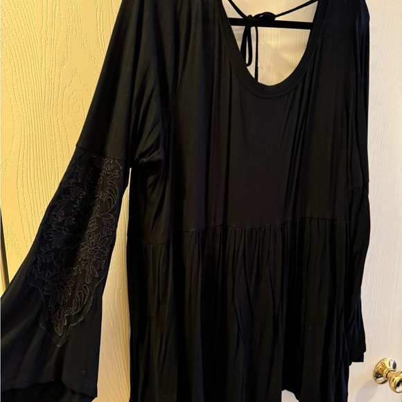 Elegant Black Lace Sleeve Top - Picture 9 of 9